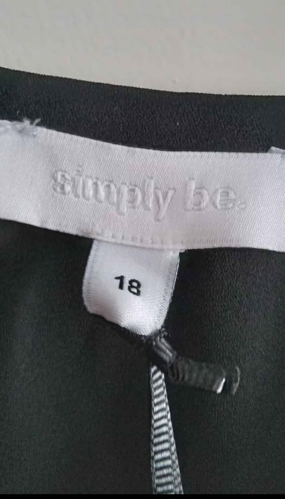 LADIES DRESS SIZE 18