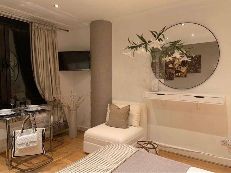 SHORT LET - 1 BEDROOM FLAT - CANARY WHARF -  EAST LONDON - E14