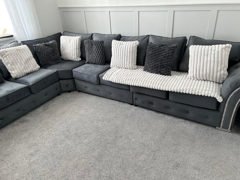 Beautiful new 7 seater corner sofa 