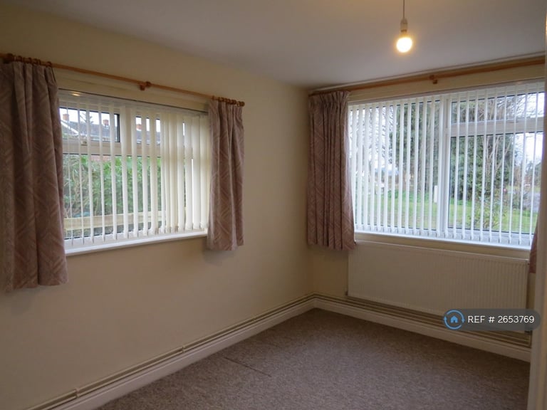 2 bedroom flat in Mowbray Drive, Reading, RG30 (2 bed) (#2653769)