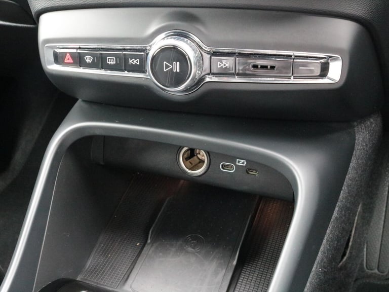 2024 Volvo XC40 Plus Dark B4 (197 hp) ESTATE Petrol/Electric Hybrid Automatic