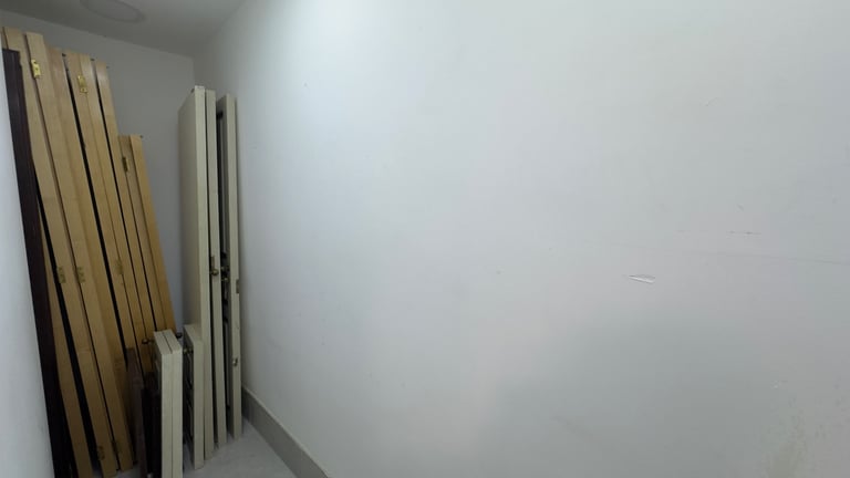 Shop with E-Class Use – Prime Cromwell Road Location