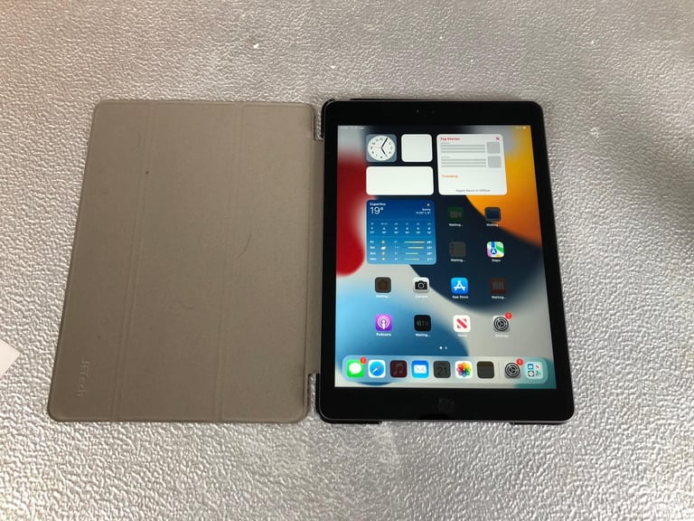 Apple iPad 6th gen excellent condition 