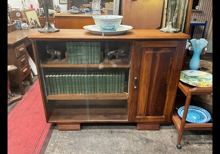 This is lovely Vintage bookcase in very good condition, 