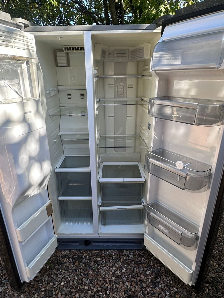 American fridge freezer with water and Despenser for £230