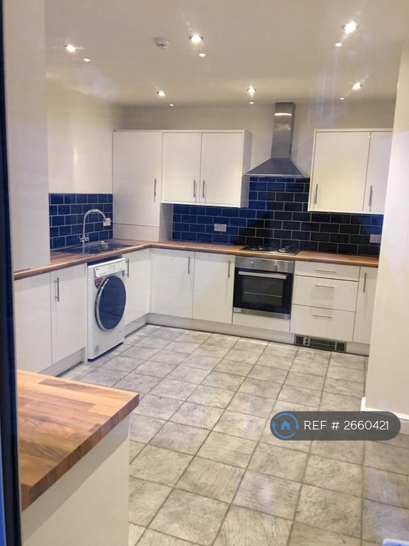 10 bedroom house in Halkyn Avenue, Liverpool, L17 (10 bed) (#2660421)