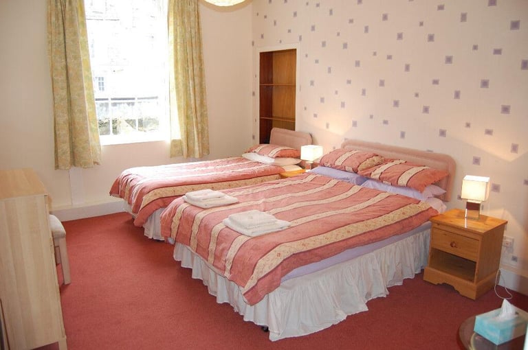 3 bedrooms in Coates Gardens, West End. 2 bathrooms and private walled garden