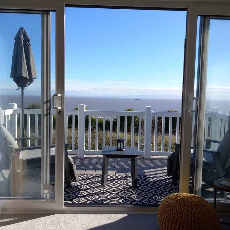 Luxury 2 bedroom static caravan with seaview. Sited at Porthkerry near Barry