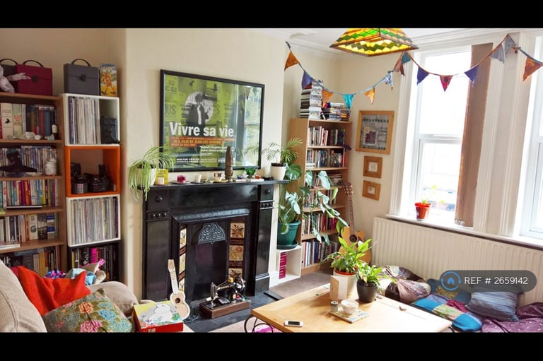 2 bedroom flat in Meanwood Road, Leeds, LS6 (2 bed) (#2659142)