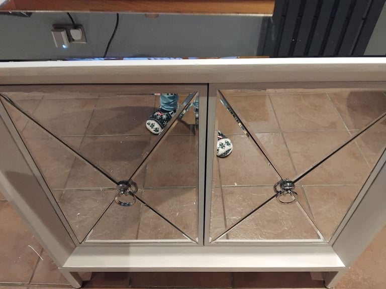 Mirrored sideboard 