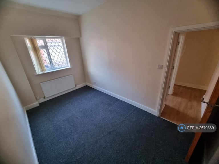 2 bedroom flat in New Ferry Road, Wirral, CH62 (2 bed) (#2679389)