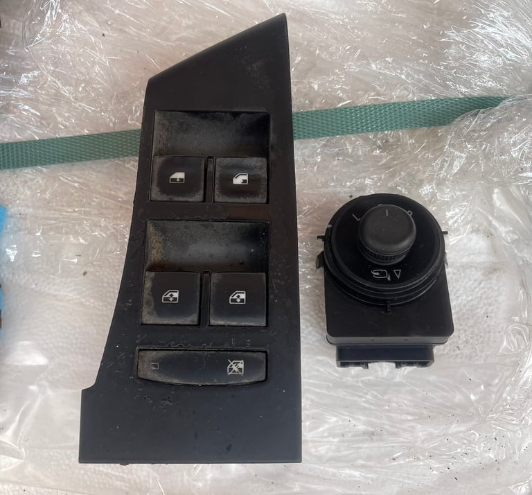 image for Vauxhall Astra MK6 front right drivers side door switches