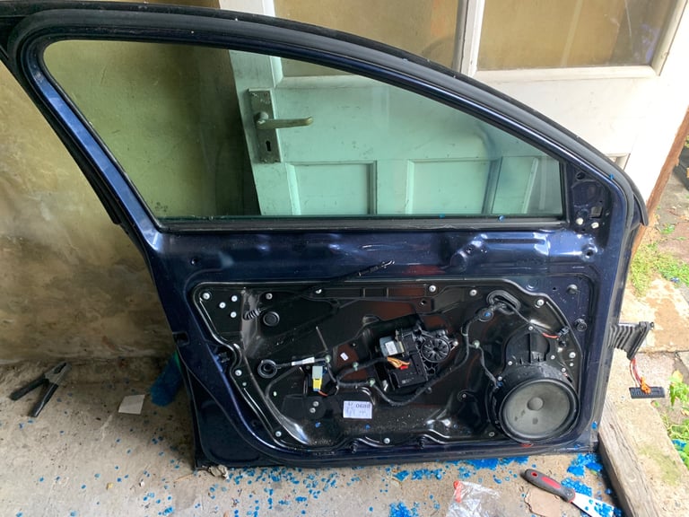 Volkswagen Passat b7 front door LH5X paint code 