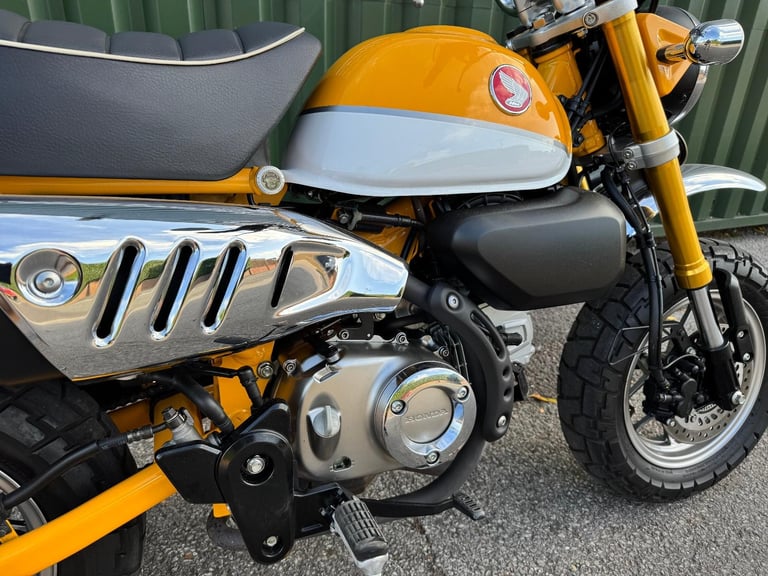 Honda Z125 MA-K Monkey Bike 2019 Yellow and White 1 Owner 880 Miles Rack Fitted