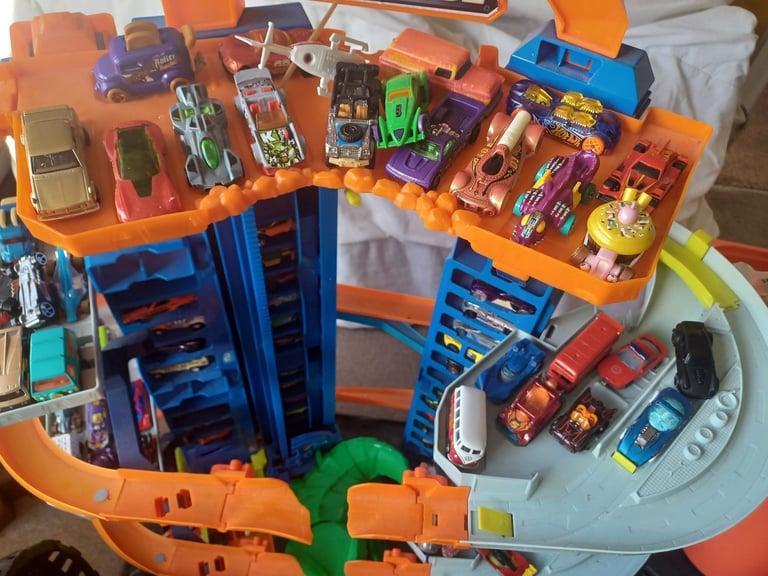 Hot wheels ultimate garage and bundle