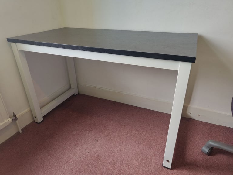 Strong Table with almunium legs and premium quality finish