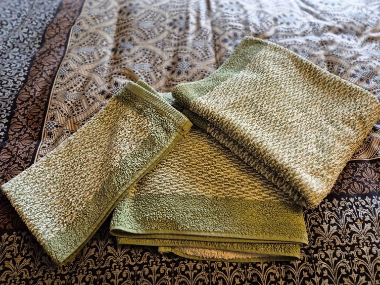 image for 2 bath towels 1 hand towel, good condition