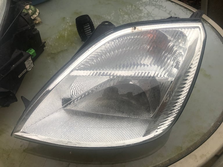 image for FORD FIESTA 2002 TO 2005 NEARSIDE HEADLAMP.