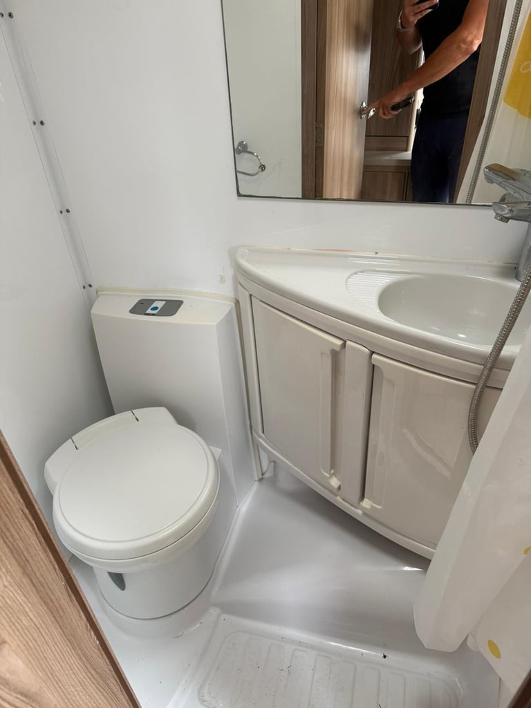 2016 - Swift Lifestyle 686 - 2.3ltr - apx 70k - 6 Berth / 6 Belts 