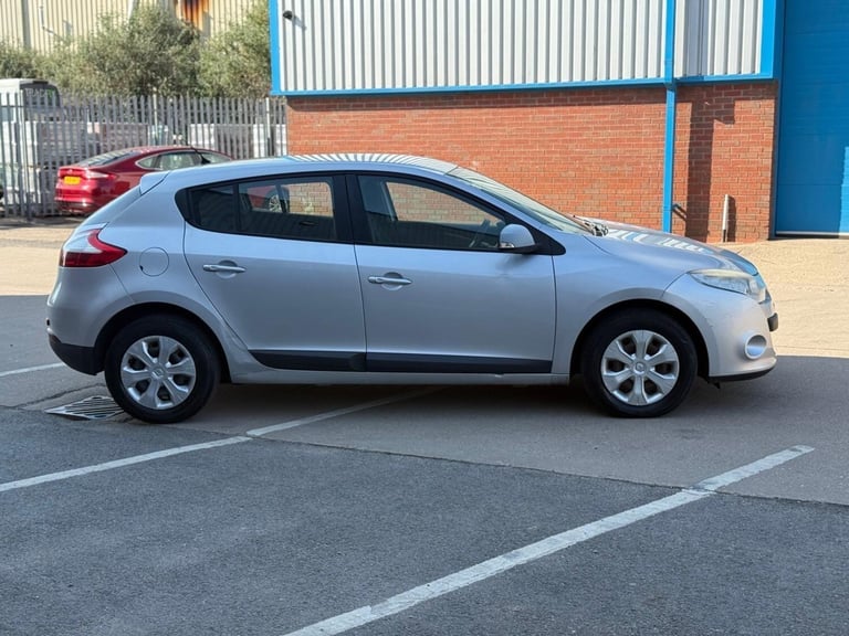 2010 Renault Megane 1.6 16V Expression Euro 4 5dr HATCHBACK Petrol Manual - Image 4