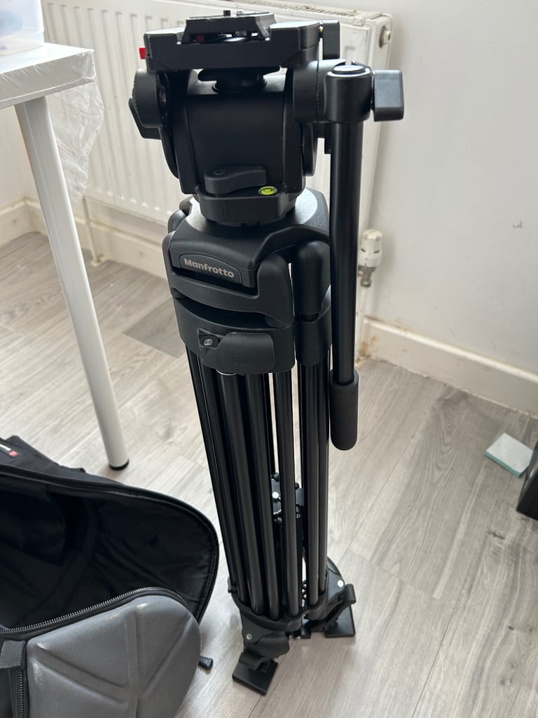 Manfrotto Tripod with Legs, Top Plate, Spreader, Pan Handle, Bag