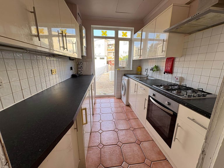 4 bed house in Barking  ,Strictly No agents or company let ,Working Professional 