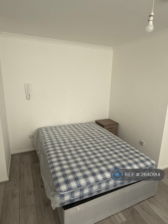 Studio flat in Linnet Close, London, N9 (#2640914)