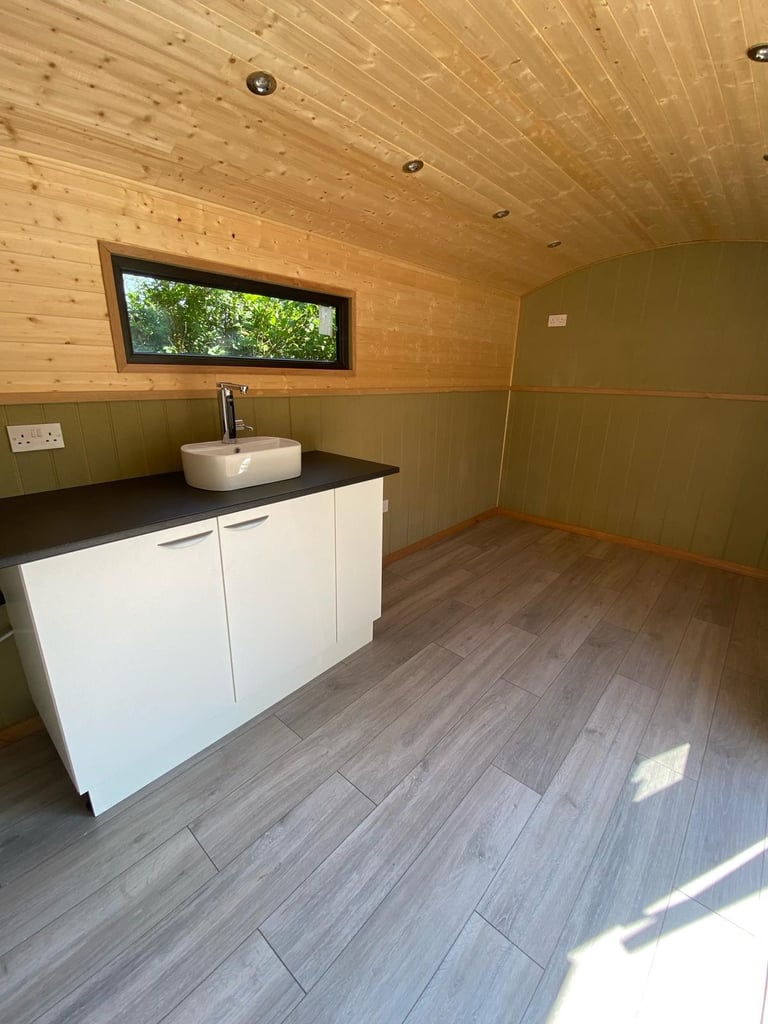 SOLID OAK SHEPHERDS HUT extra living space, air B&B holiday home
