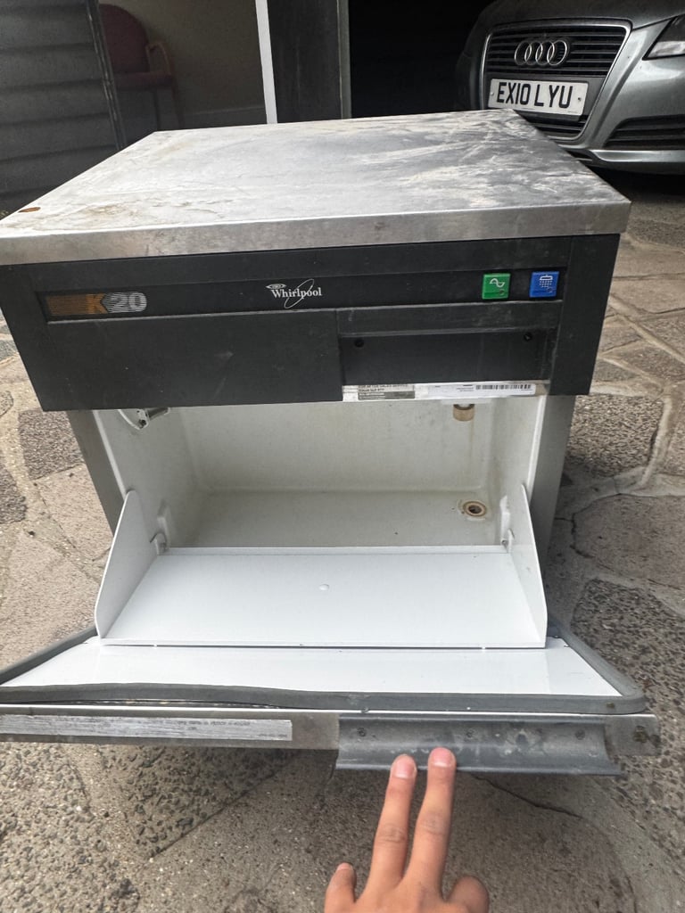 Commercial ice maker 
