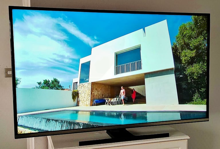 50" PANASONIC SMART FULL HD SLIM BIG SCREEN LED WIFI APPS TV RC STAND TOP CONDITION- FREE DELIVERY