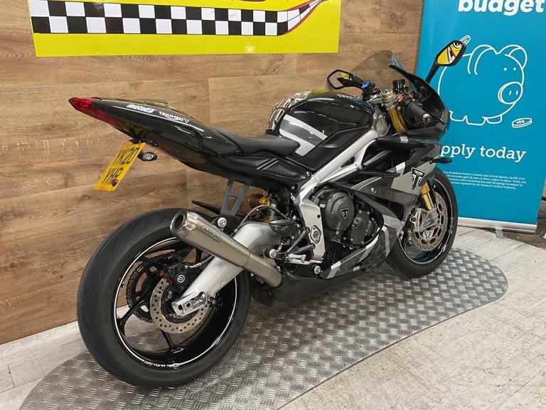 TRIUMPH DAYTONA MOTO2 765