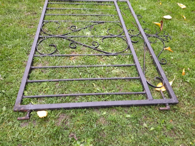 Metal  gates 