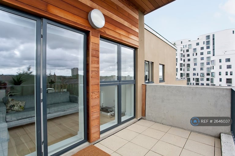 3 bedroom flat in Carpenters Place, London, SW4 (3 bed) (#2646037)