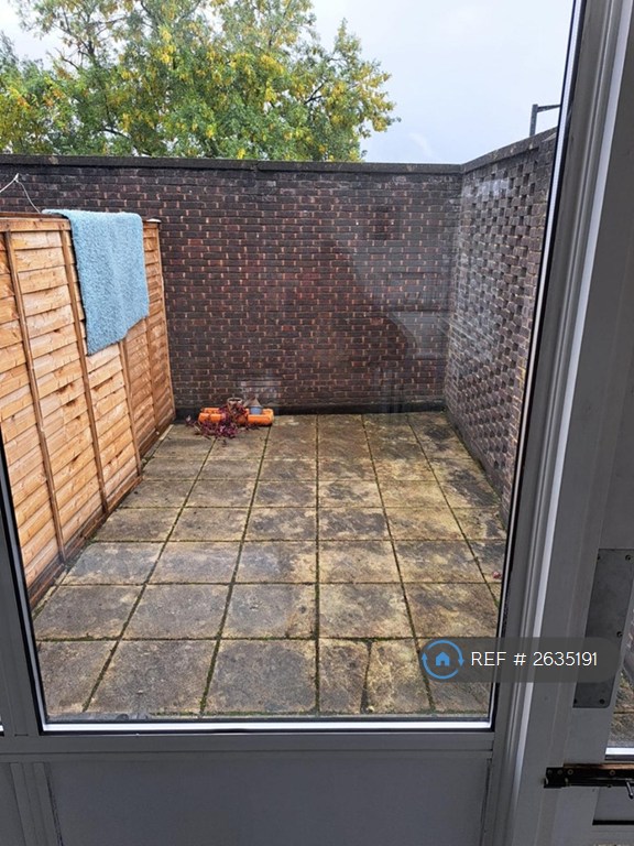 Studio flat in Crown Lane, London, N14 (#2635191)