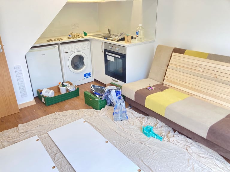 Converted 1stFloor 1 Bed Flat BuiltInDrobes Shower OpenKitchenDiningSitting VeryNearTubeBusShopsPark