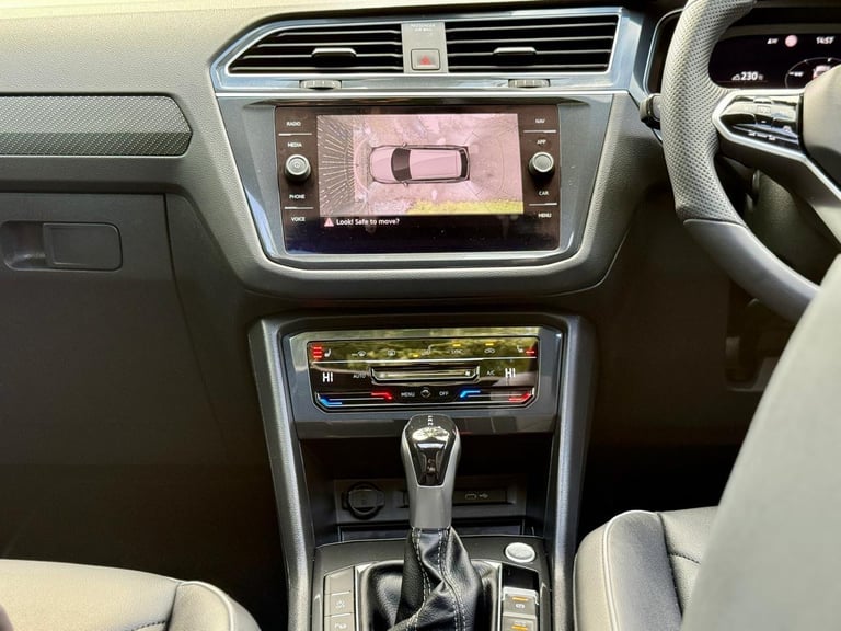 2023 Volkswagen TIGUAN R- Line Pan/r Cameras Full Service History heated steering