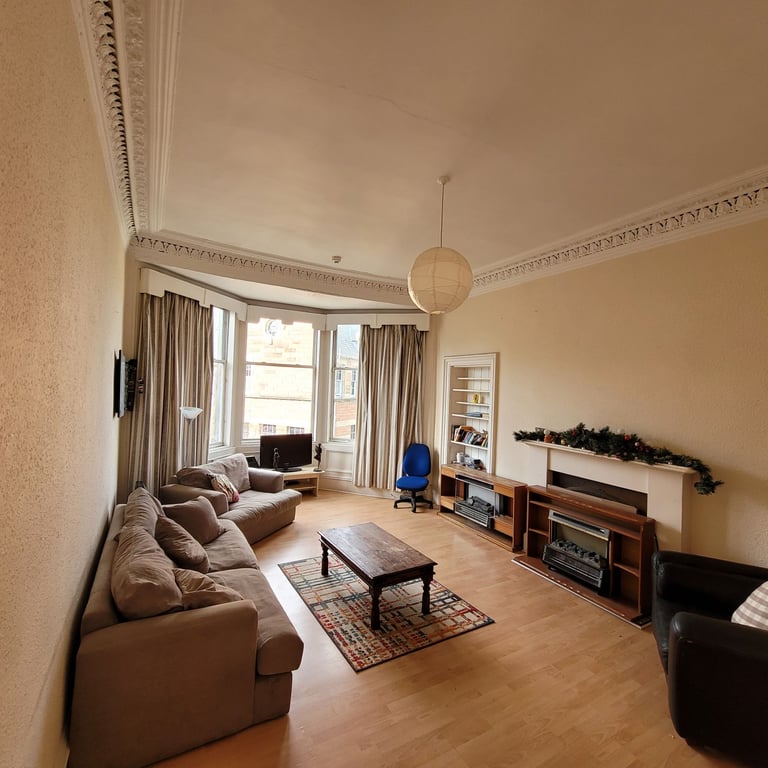 Double Room in all-female Marchmont flat 10 mins walk from university overlooking the Meadows.