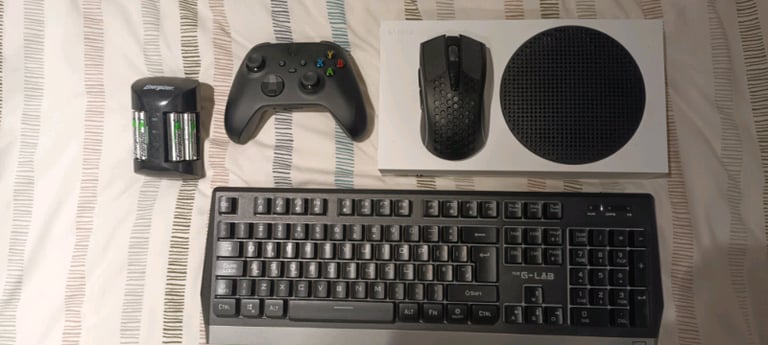 Xbox series S + wireless keyboard and mouse + 4 rechargeable batteries