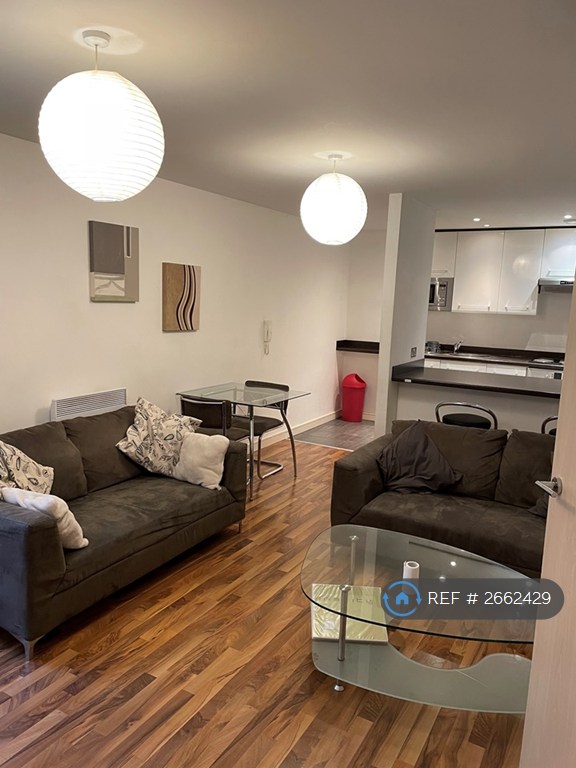 2 bedroom flat in The Quadrangle, Manchester, M1 (2 bed) (#2662429)