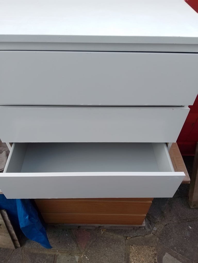Chest of 3 large deep white drawers in very good condition allround 