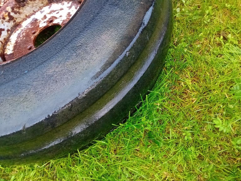 Tractor/trailer wheel (ford massey ferguson david brown )