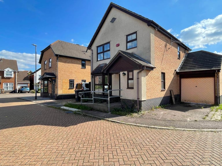 LUXURY 3 BED DETACHED HOUSE IN OLD BEDFORD RD AREA - AVAILABLE NOW