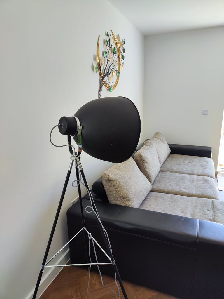 Modern black tripod floor lamp in great condition