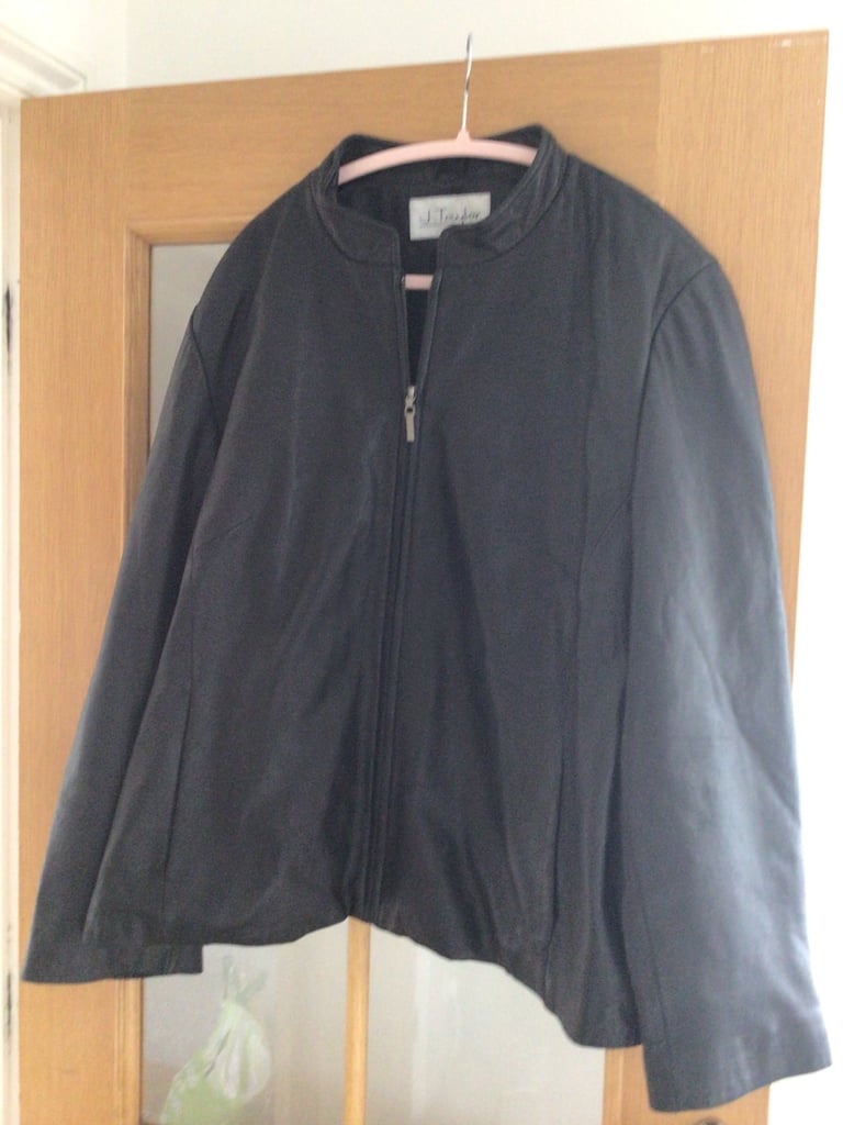 Beautiful chocolate ladies leather jacket size 20 