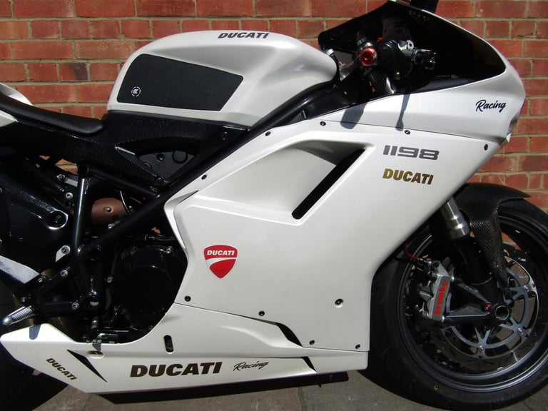 DUCATI 1198 S * PEARL WHITE * REDUCED * LOVELY BIKE * PLATE**EXTRAS**CARBON**