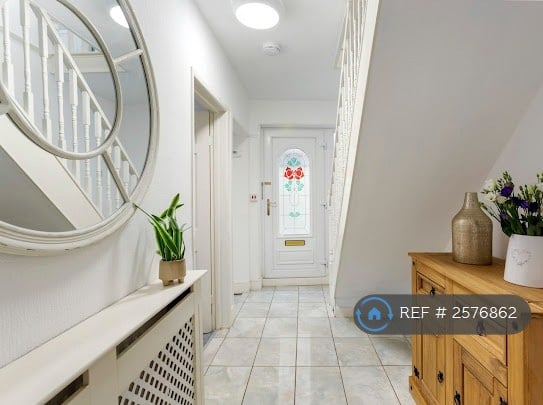 5 bedroom house in Higham Road, Burton Latimer, Kettering, NN15 (5 bed) (#2576862)