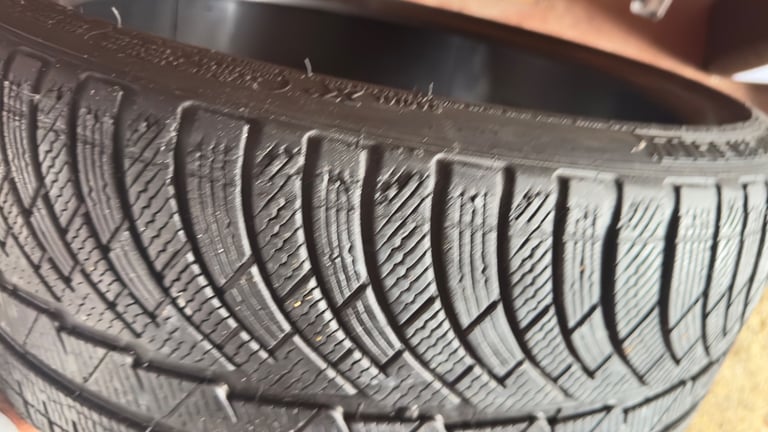 2 x 235/35 R19  91V Michelin Pilot Alpin
