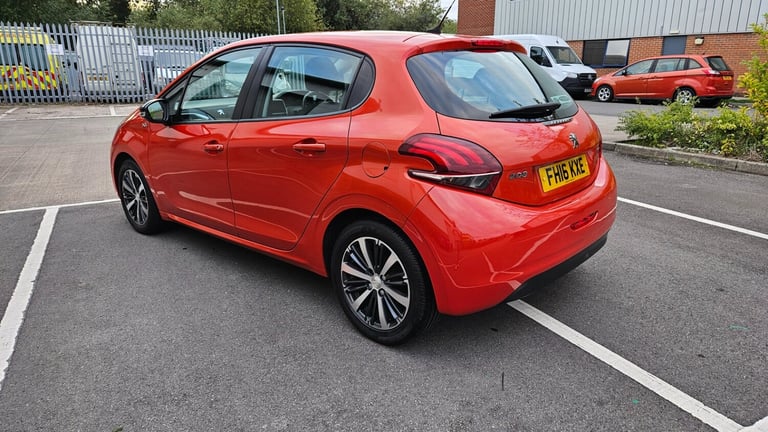 2016 Peugeot 208 1.2 PureTech XS-White 5dr HATCHBACK Petrol Manual
