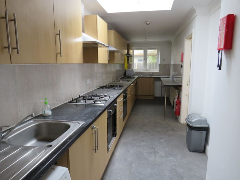 5 bedroom 3 bath house for rent in Southall UB2