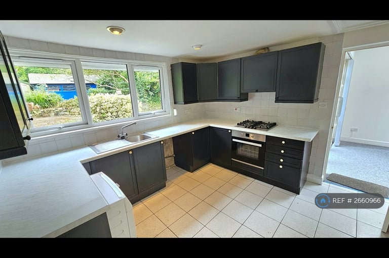 1 bedroom flat in Upper Richmond Road West, London, TW10 (1 bed) (#2660966)